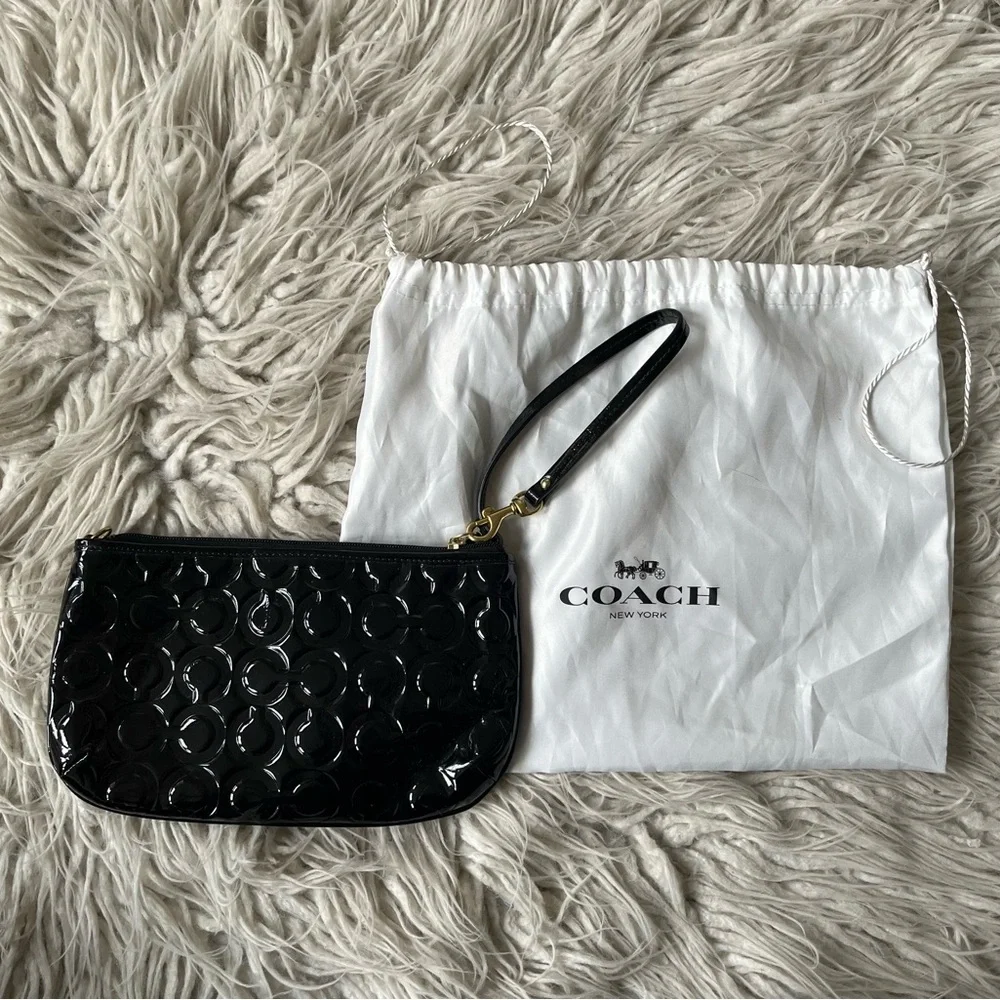 Coach Peyton Monogram Puff Embossed Black Patent Leather Go-Go Wristlet Bag EUC